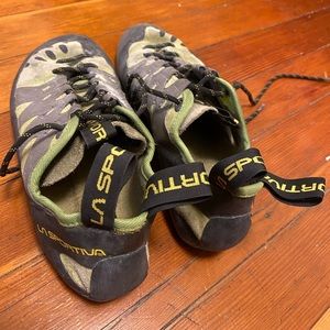 Used beginner sportiva climbing shoes. Definitely have some wear left in em!